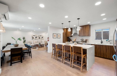 Uptown Design District Apartment | Maya Family Suite