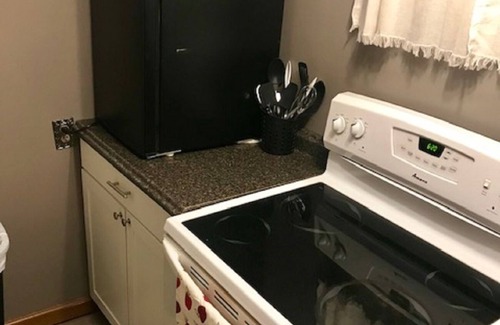 Glouster House | McDonald Inn 15 Min from Ohio University, 25 min to Hocking Hills, Hot Tub