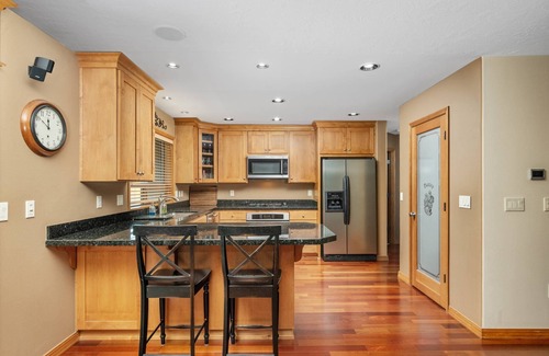 McMinnville House | McMinnvile Suburban Oasis, Pet Friendly, Hot Tub, Epic Covered Patio, 1.5 Miles 2 Museum & Waterpark