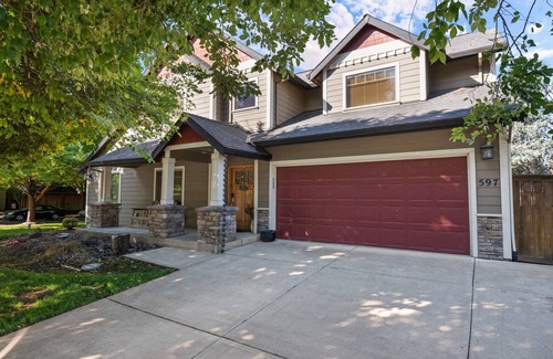 McMinnville House | McMinnvile Suburban Oasis, Pet Friendly, Hot Tub, Epic Covered Patio, 1.5 Miles 2 Museum & Waterpark