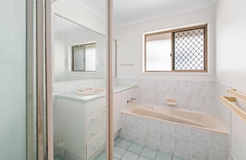 Redcliffe Apartment | "McNaughton Townhouse" - Redcliffe Q 4020