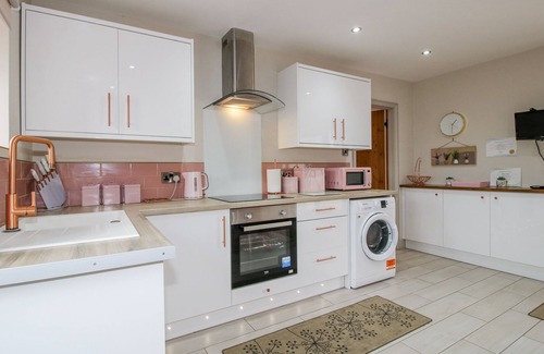 Craven Arms House | MEADOW BARN, character holiday cottage, with hot tub in Aston On Clun