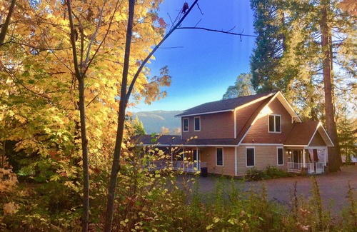 Prospect House | Meadow House near Crater Lake South entrance, upper Rogue River, 100 acre trails