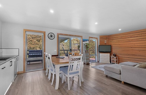 Merrijig House | Meadow Retreat - Merrijig - Sleeps 10
