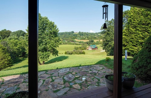La Follette Cabin | Meadow View Heights Deerfield Resort near winery & golf course