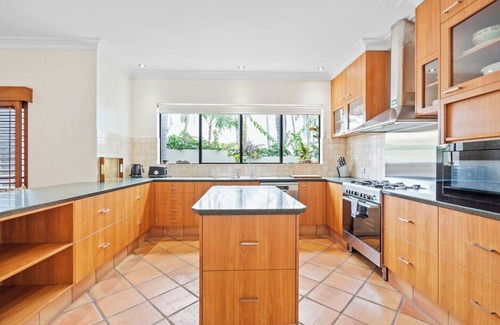Paradise Point House | Med Inspired Waterfront Bliss in Sovereign Islands
