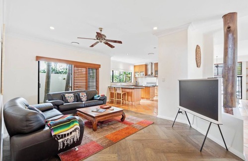 Paradise Point House | Med Inspired Waterfront Bliss in Sovereign Islands