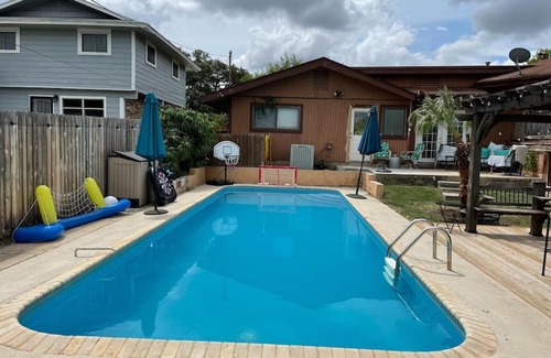 Medical Center District Ski Chalet | Medical Center Area Octagon Shaped House with Swimming Pool