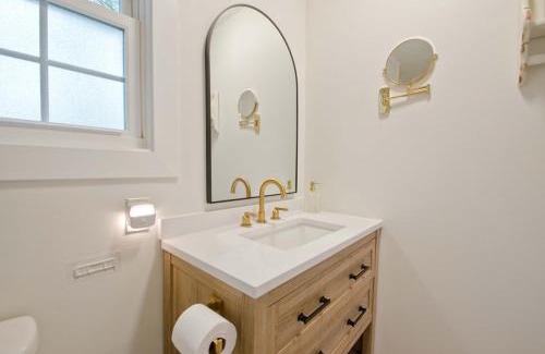 Decatur House | Medical District 3bd 3bth Bungalow