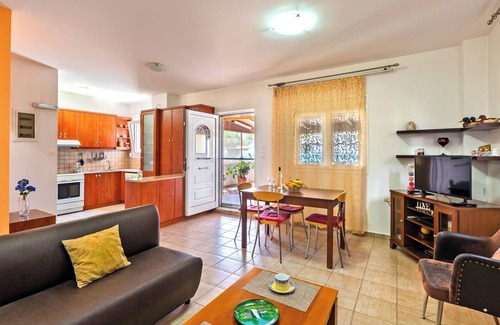 Kampos Apartment | Mediterranean apartment by the sea