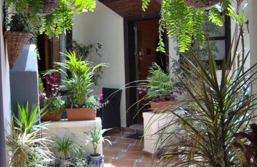 El Guincho Apartment | Mediterranean holiday home with small patio-terrace