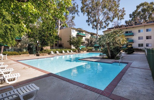 Encino Condo | Mediterranean LA Loft with Pool, Fitness Room & Tennis Courts in a Walkable Area