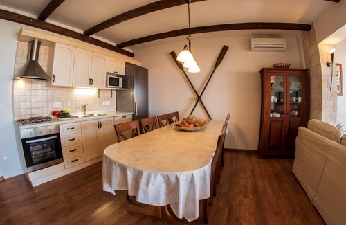 Pakostane Apartment | MEDITERRANEAN STYLE + individual tips for excursions, sea view