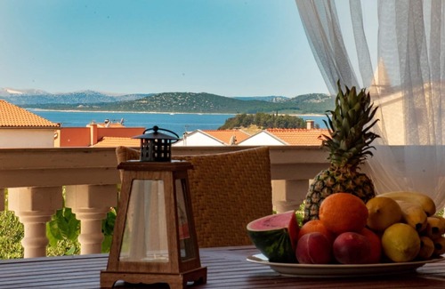 Pakostane Apartment | MEDITERRANEAN STYLE + individual tips for excursions, sea view