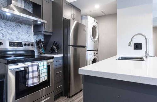 Kitchener Apartment | Meinzinger 11 · 3BD Apt w/King - Close to Highways-w/Free Parking