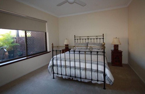 Claremont House | Melvista on the Park between City and the Beach