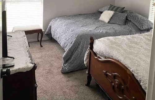 Edmond House | Meme's B&B in the Forest- Pool and Spa!