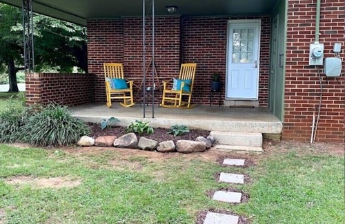 Decherd House | Meme's Place- 6 miles from The Caverns!