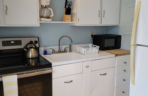 Mendocino Apartment | Mendocino 2nd Floor Studio #7 in the Village, full kitchen