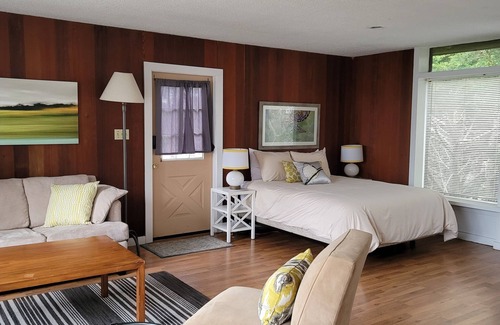 Mendocino Apartment | Mendocino 2nd Floor Studio #7 in the Village, full kitchen