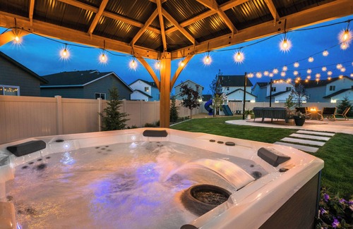 Meridian House | Meridian Luxury | 5BR Resort Style, Game Room, BBQ, Fire Pit, Hot Tub