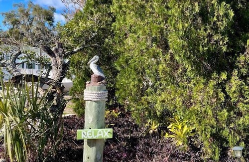 Weeki Wachee Gardens Cottage | Mermaid Cottage - Canal Front