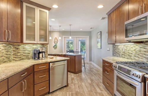 Saint Armands Key House | Mermaids Oasis | Private Pool, Hot Tub, & 5 Minute Walk to St. Armands Circle & Lido Key Beach!