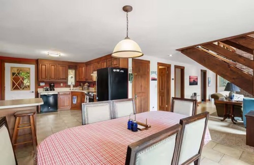 New Durham House | Merrymeeting Lake Private Beach, Gazebo & Hot Tub
