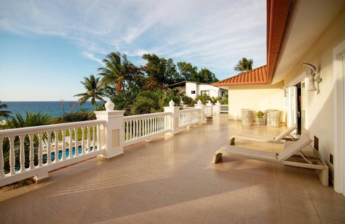 Playa Chiquita Villa | Mesmerizing ocean-front villa with sea-side jacuzzi and fire pit