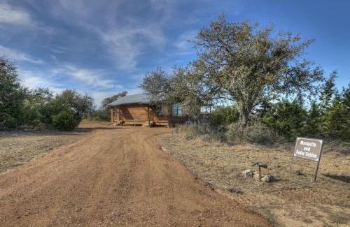 Fredericksburg House | Mesquite Cabin with Hot Tub & Hill Country Views
