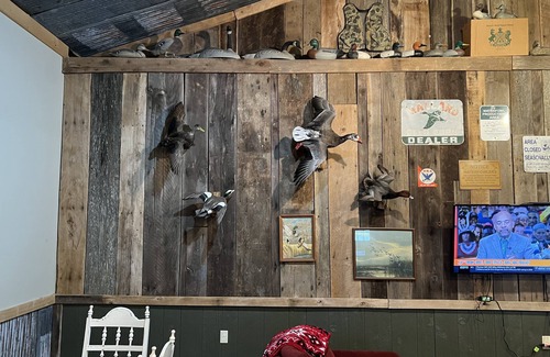 Harrisburg House | Metal Building LodgenSleeps 16 - Rustic