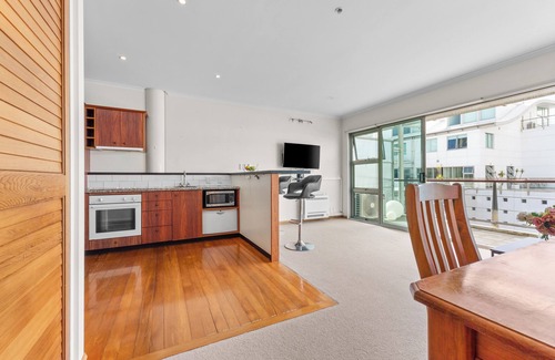 Auckland Central Business District Cottage | Metro Retreat - Auckland Central Apartment