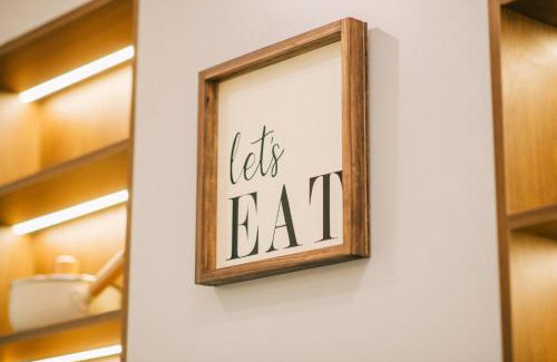 Dong Da Apartment | MiaCasaHanoi - King Bed - Free laundry - Netflix & Rooftop Chill