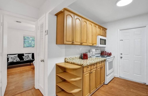 Northeast Miami Apartment | Miami 2 Bedroom Home Trampoline BBQ Street Art