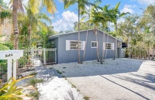 Northeast Miami Apartment | Miami 2 Bedroom Home Trampoline BBQ Street Art