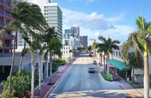 North Beach Hotel | Miami Beach Suites & Bar