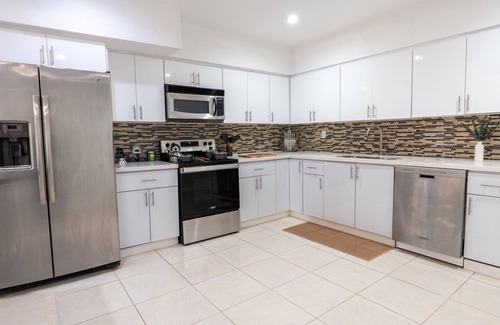 Pinewood House | Miami Escape Near Beach & Nightlife with King Suite and Outdoor Oasis