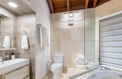 Glenvar Heights Villa | Miami Oasis Villa w/ Jacuzzi* Entertainers Paradise