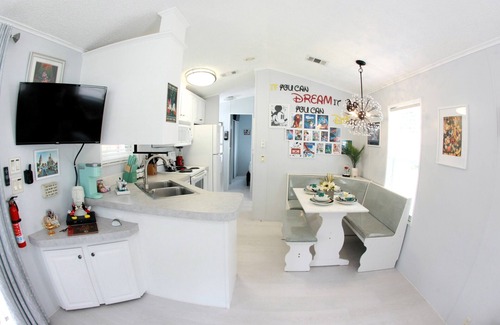 Kissimmee Cottage | Mickey's Hideaway Cottage 4 miles from Disney in Kissimmee with WiFi and AC