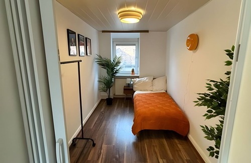 Burbach Apartment | Mid-Century | 75 inch 4K TV Airfryer Kingsize
