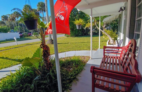 Whispering Oaks House | Mid Century Charm! KSC,Port Canaveral,Cocoa and Bio-Lume Kayak,Pet Friendly!