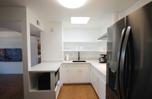 Orange Heights Condo | Mid-Century Chic Condo Near Restaurant Row