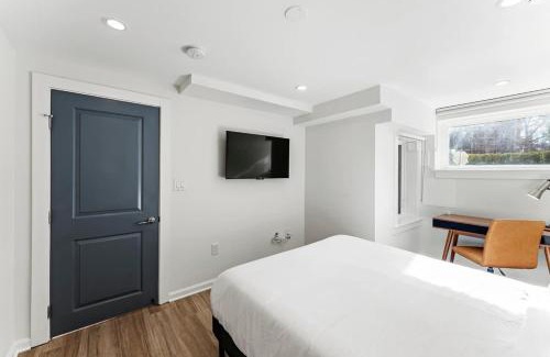 Bloomingdale House | Mid-Century DC Condo Central Bloomingdale 2BR & 1BA #DCottage