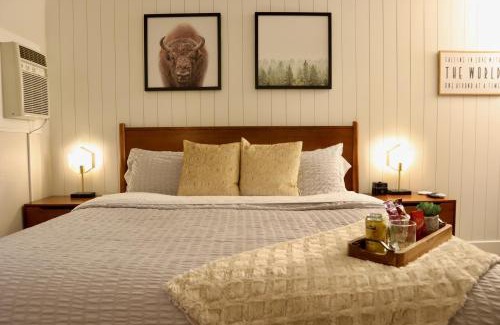 North Park City Apartment | Mid-Century Gem w/King