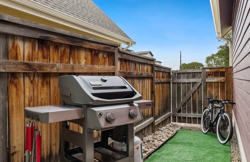 Old Town North House | Mid-century Mod Retreat near Old Town – Free Bikes