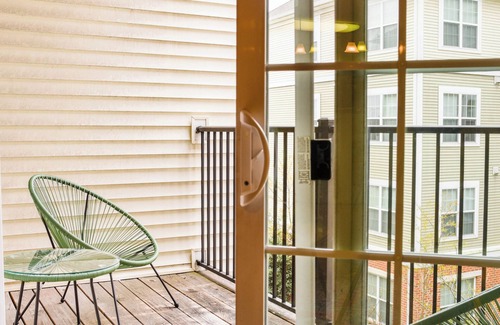 Waterloo Apartment | Mid Century Modern Luxury Apartment in Elkridge near Hospitals and Shopping Mall