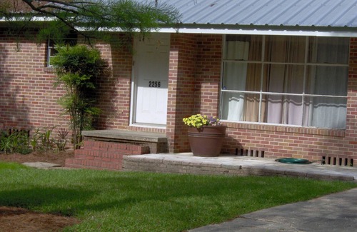 Mid City South House | Mid-Century Modern meets Cajun/Creole, hub to Louisiana Festivals & Adventures