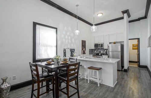 Tulane - Gravier House | Mid-City Luxury in Naw'Lins!