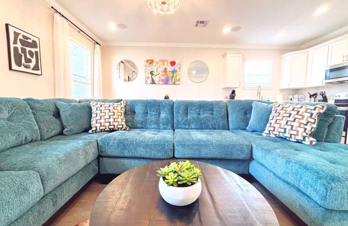 Tulane - Gravier House | Mid-City Townhouse | Steps to Canal Streetcar