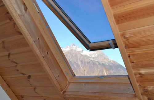 Le Bourg-d'Oisans House | Middle Barn A cosy two bedroomed gite at Ferme Noemie in Bourg d'Oisans.